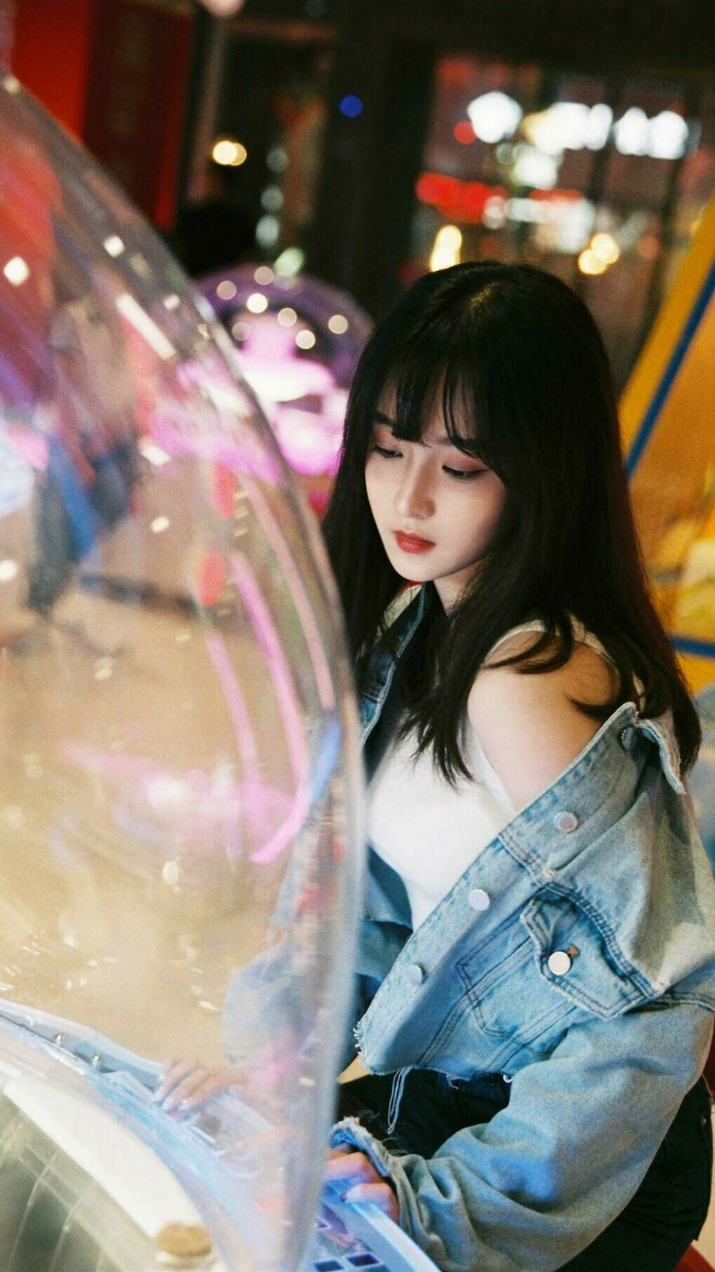 “羽毛球:简阳文体中心赛场快节奏对决,选手大展身手”