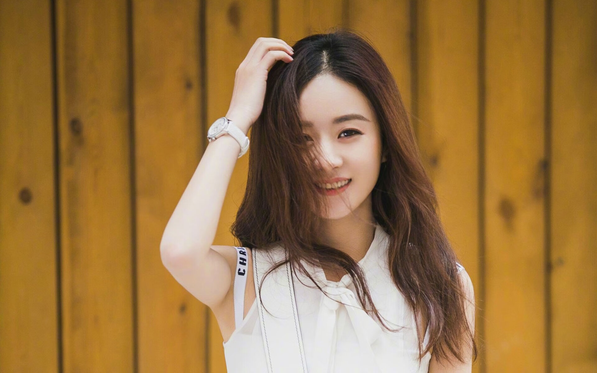 “羽毛球:简阳文体中心赛场快节奏对决,选手大展身手”